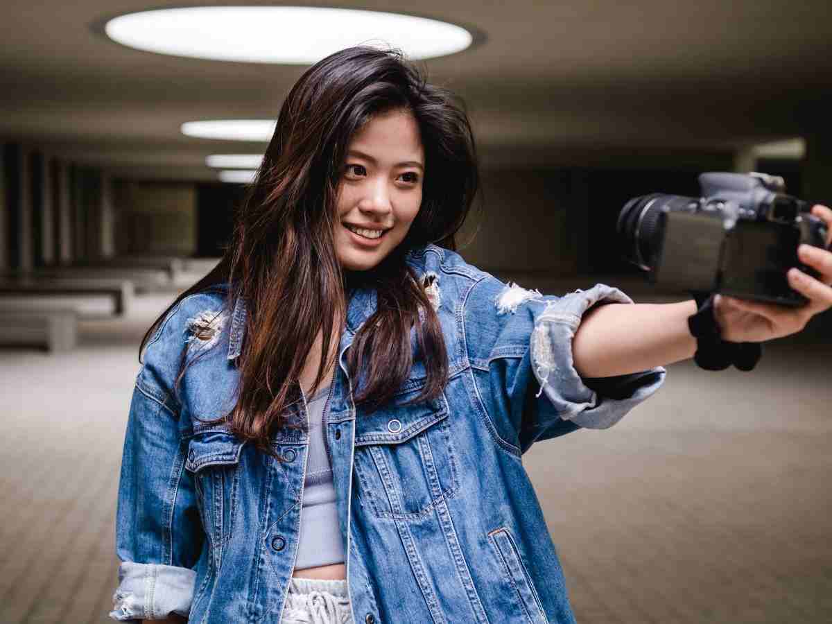 influencer si riprende con la telecamera