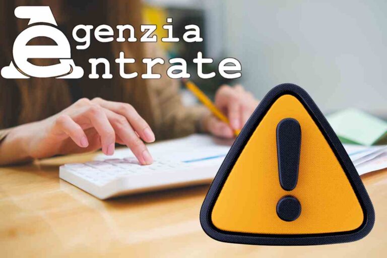dicitura agenzia delle entrate e segnale di pericolo, davanti a una mano fa i conti