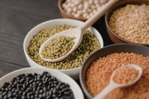 legumi in ciotole e cucchiai