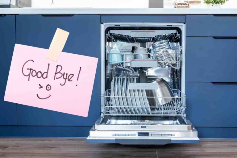 una lavastoviglie piena e un post it con scritto good bye