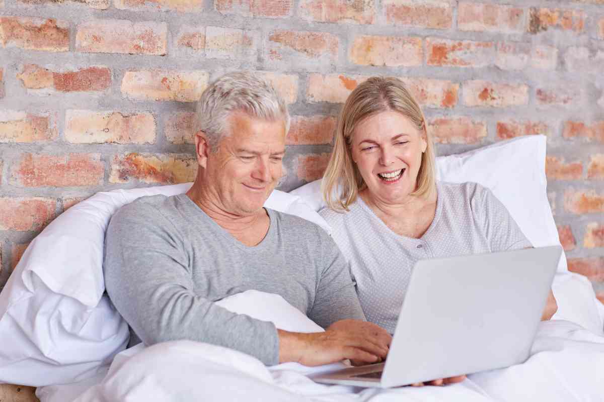 una coppia nel letto con un portatile