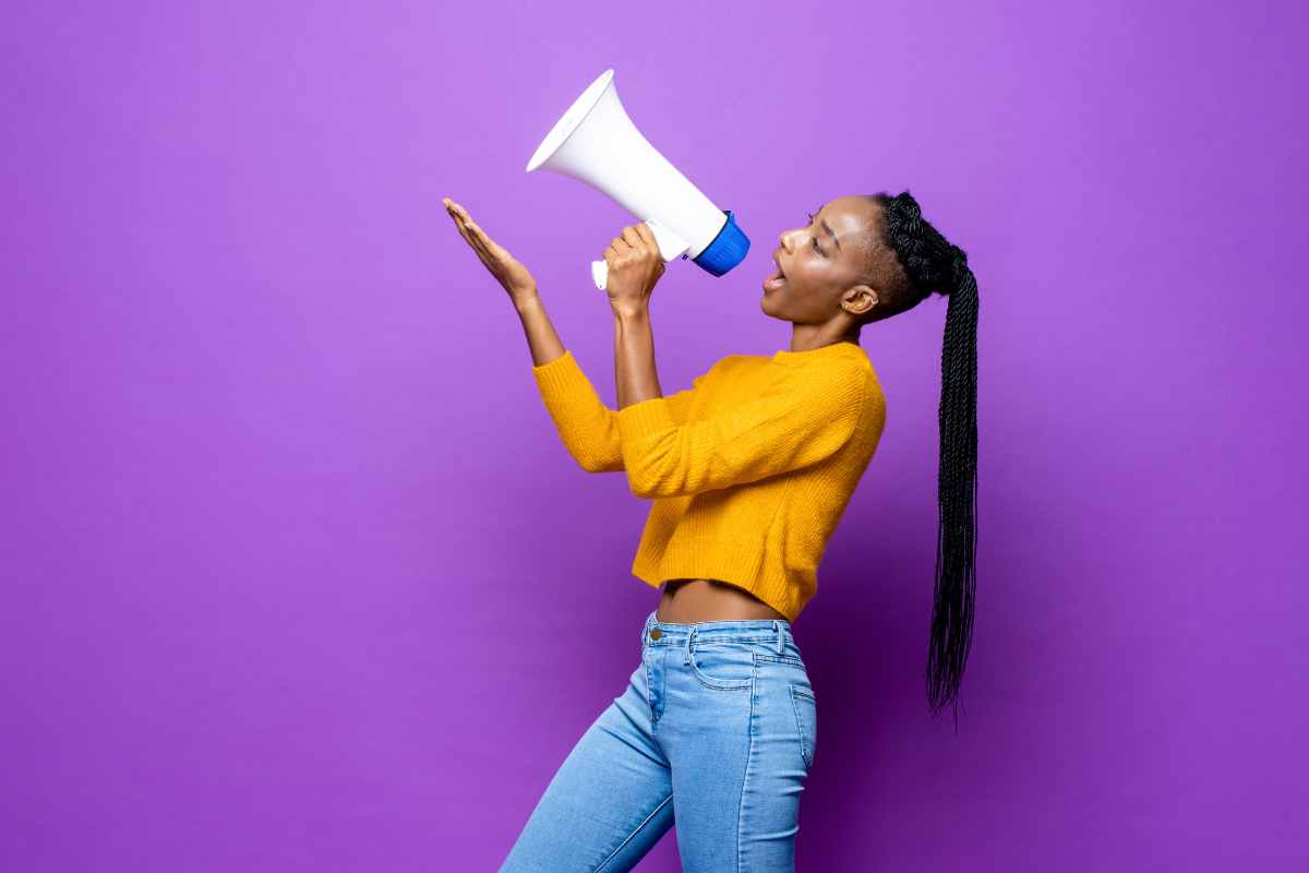 una ragazza parla al megafono