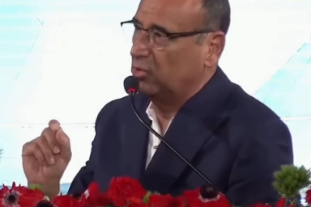 Carlo Conti risponde a una domanda