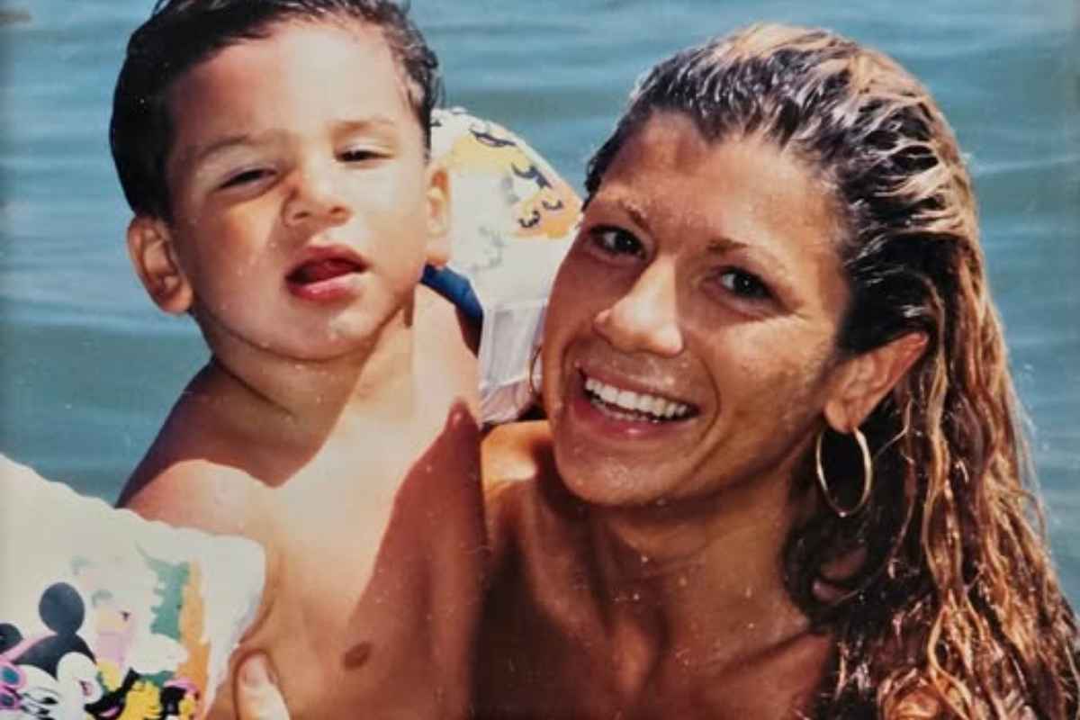 gianluca gazzoli da bambino con sua mamma