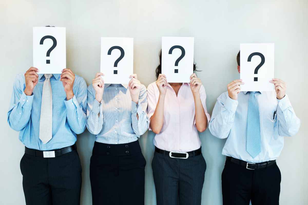 persone con un punto interrogativo sul volto