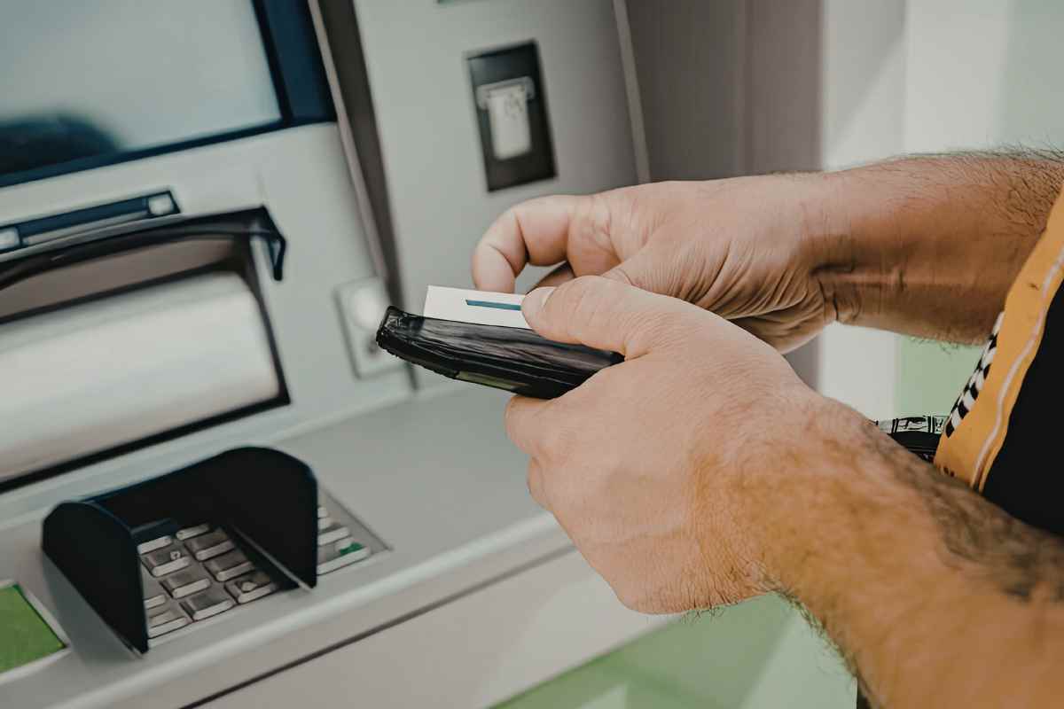 persona preleva al bancomat