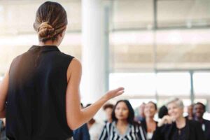 una donna parla in pubblico