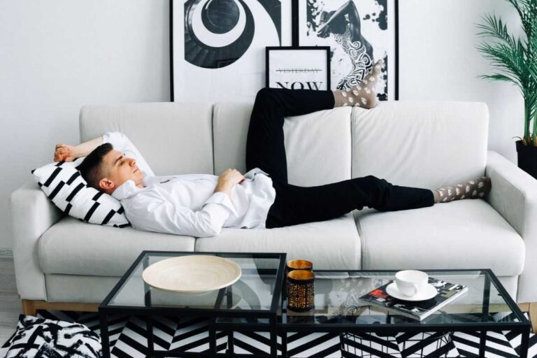 uomo sdraiato sul divano