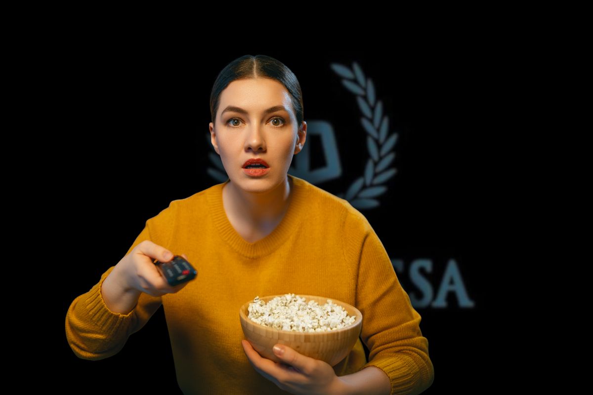 logo la promessa e donna sconvolta che guarda tv con pop corn in mano