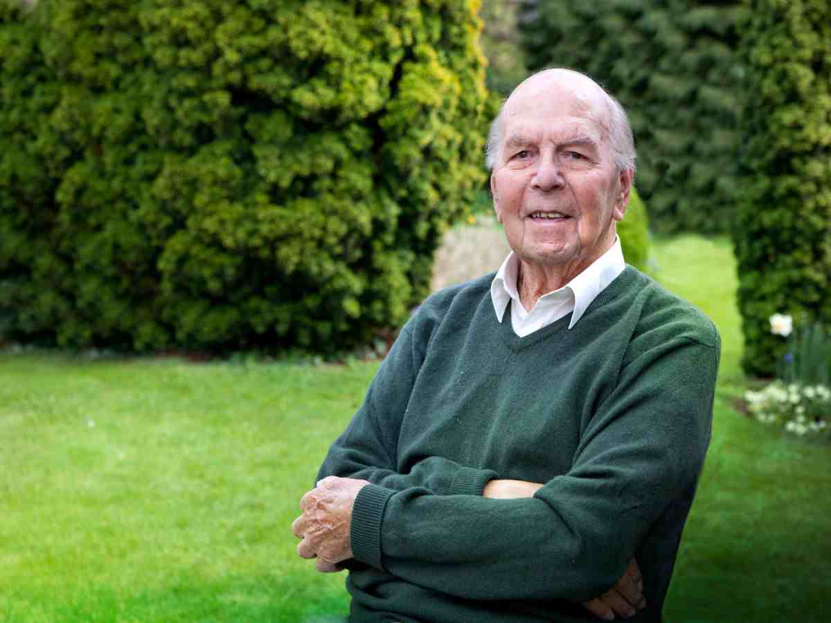 uomo anziano in posa