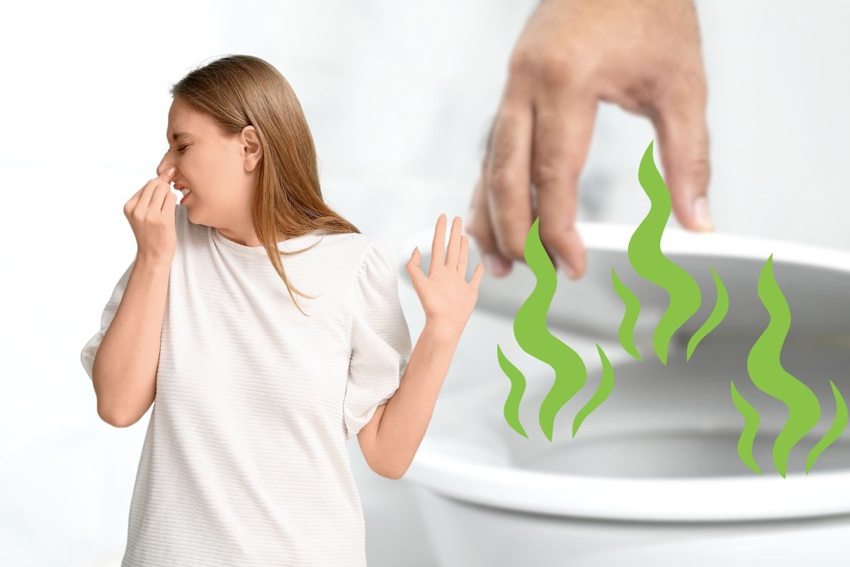 donna che si tappa il naso per il cattivo odore che esce dal Wc