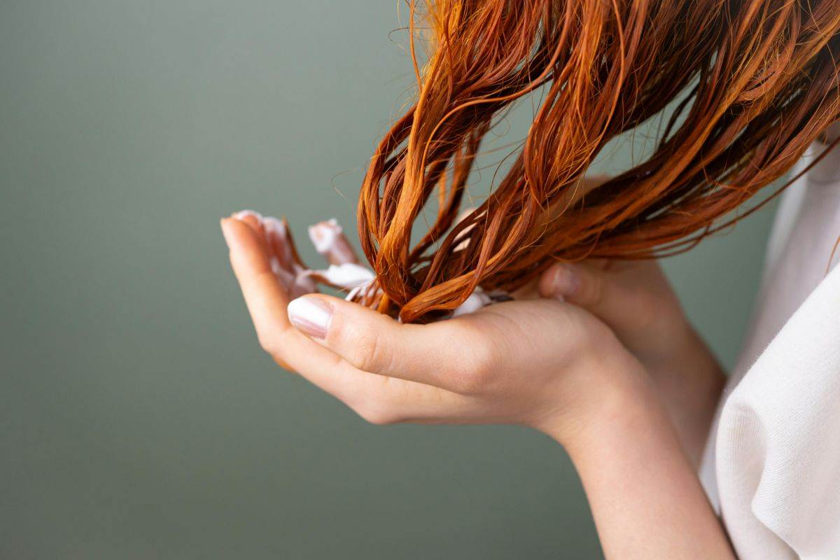 donna usa balsamo per capelli