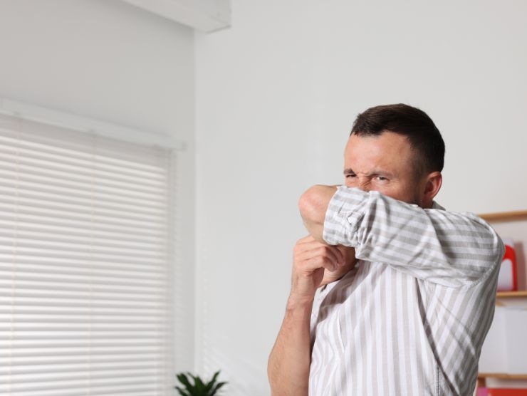 uomo che sente cattivo odore in casa
