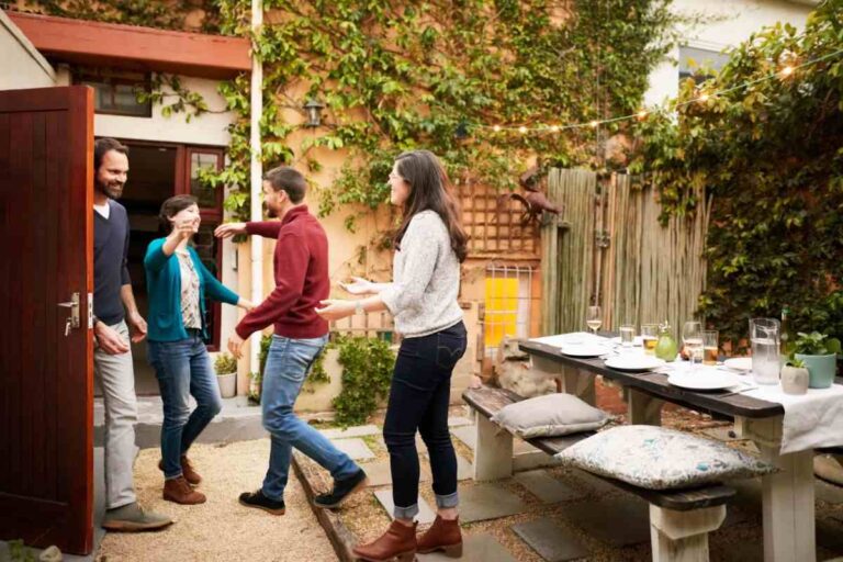 persone che accolgono ospiti