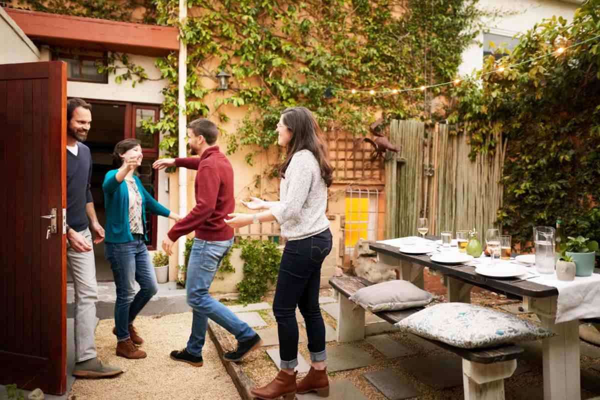 persone che accolgono ospiti