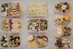 diversi contenitori di plastica con cibo all'interno