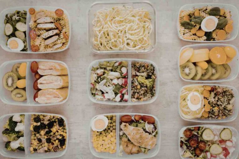 diversi contenitori di plastica con cibo all'interno