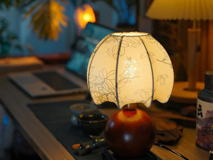 lampada con paralume lavorato