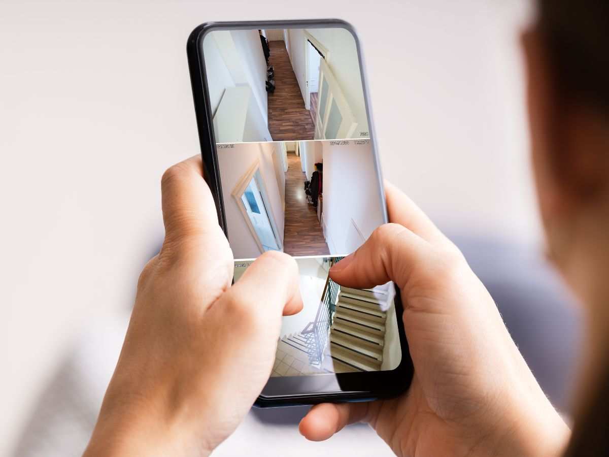 persona controlla dal cellulare telecamere