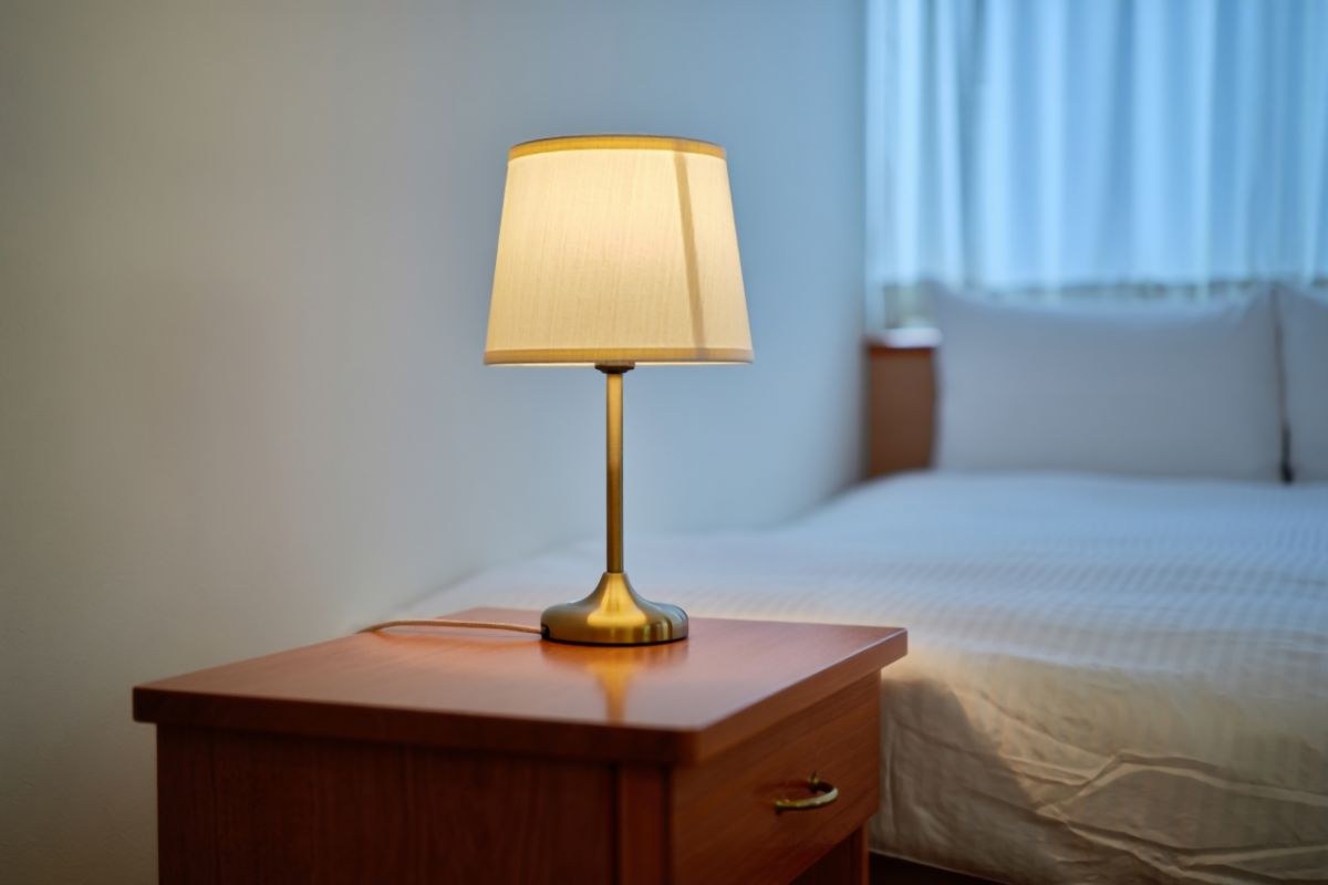 lampada su comodino in camera da letto