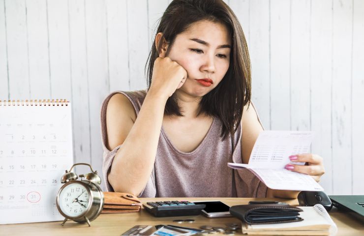 donna con fogli in mano