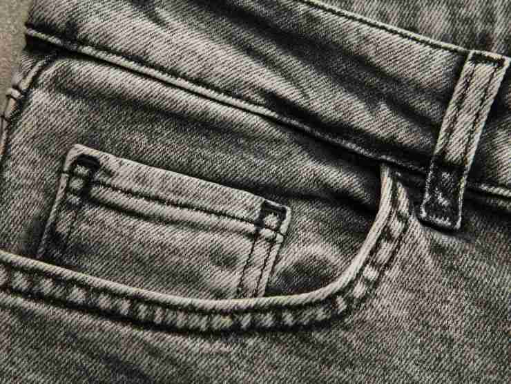 primo piano di una tasca di un jeans nero