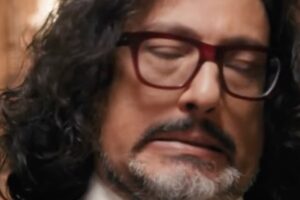 alessandro borghese con una smorfia di disgusto