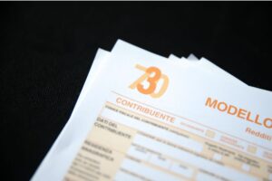 modello 730 su sfondo nero