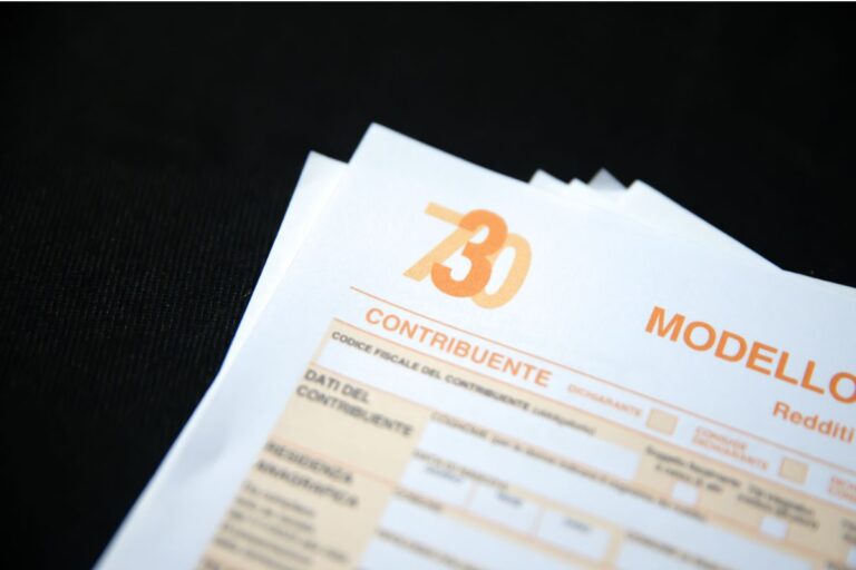 modello 730 su sfondo nero