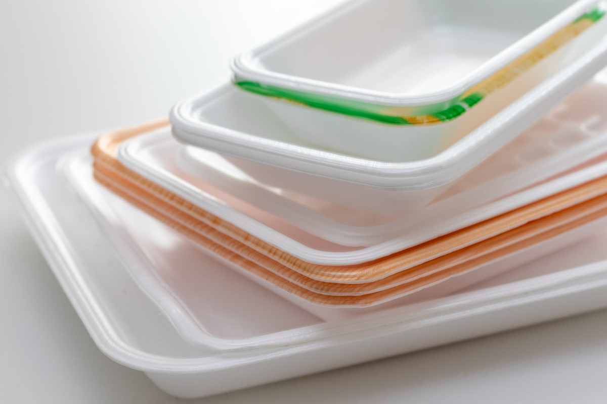 contenitori di plastica impilati