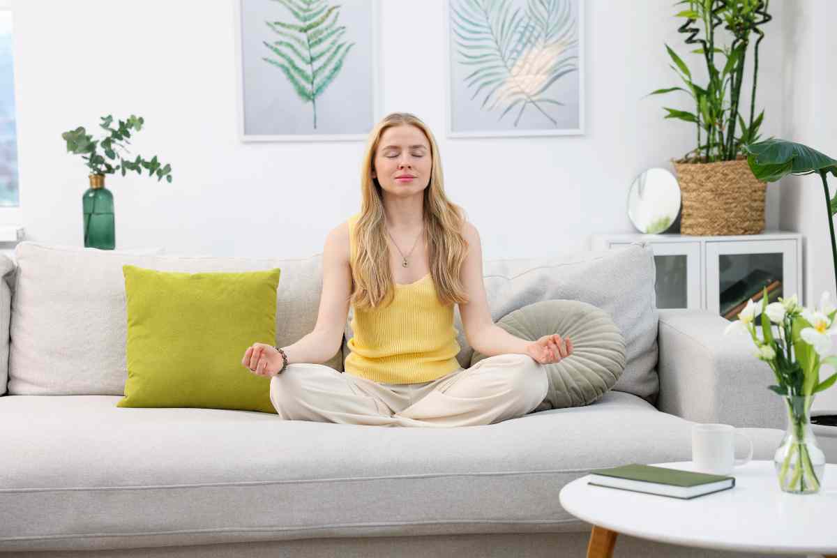 ragazza pratica feng shui