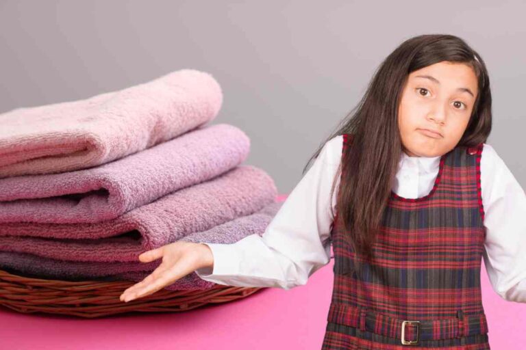 asciugamani sullo sfondo e una ragazza che fa spallucce