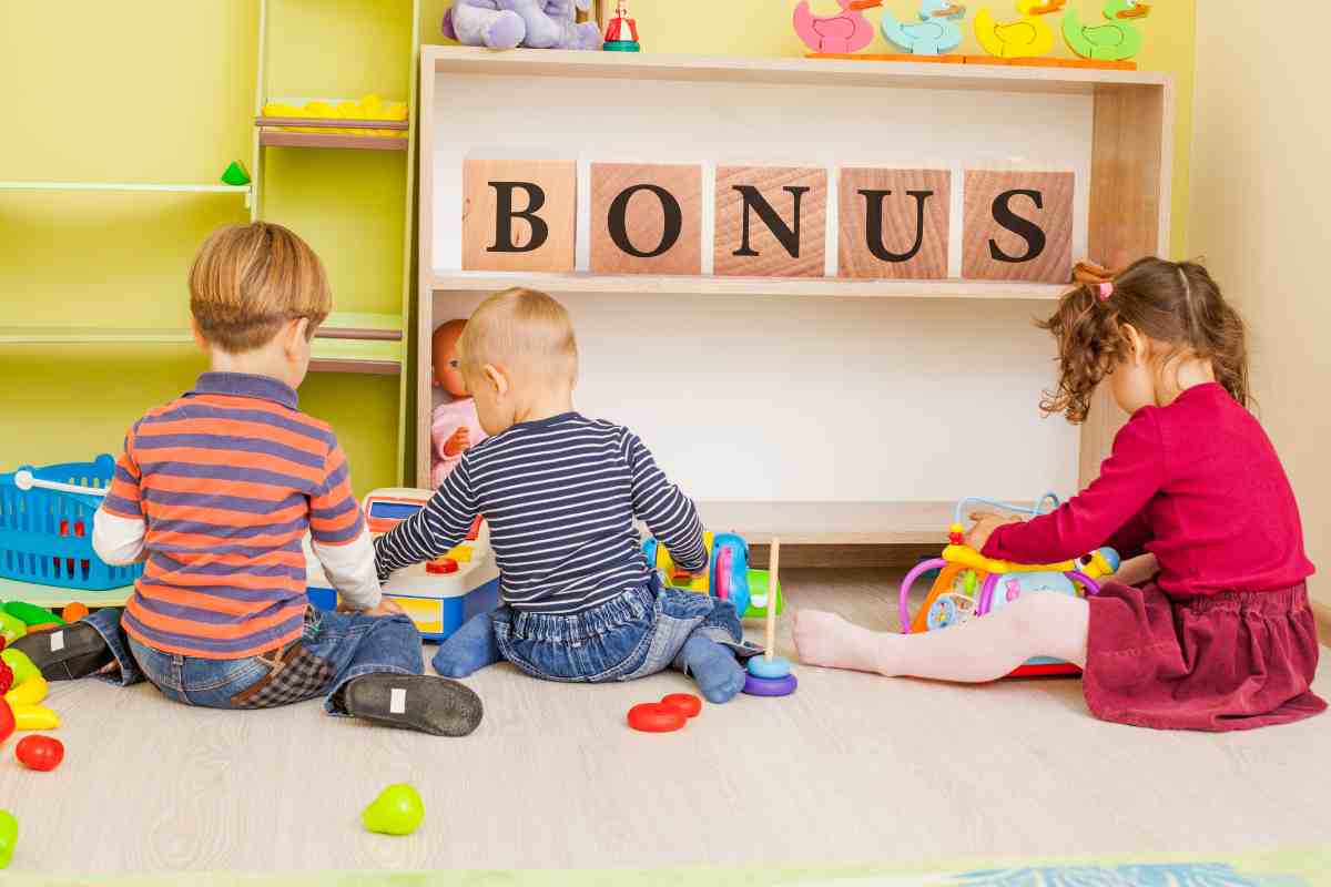 Un asilo nido con la scritta bonus sugli scaffali