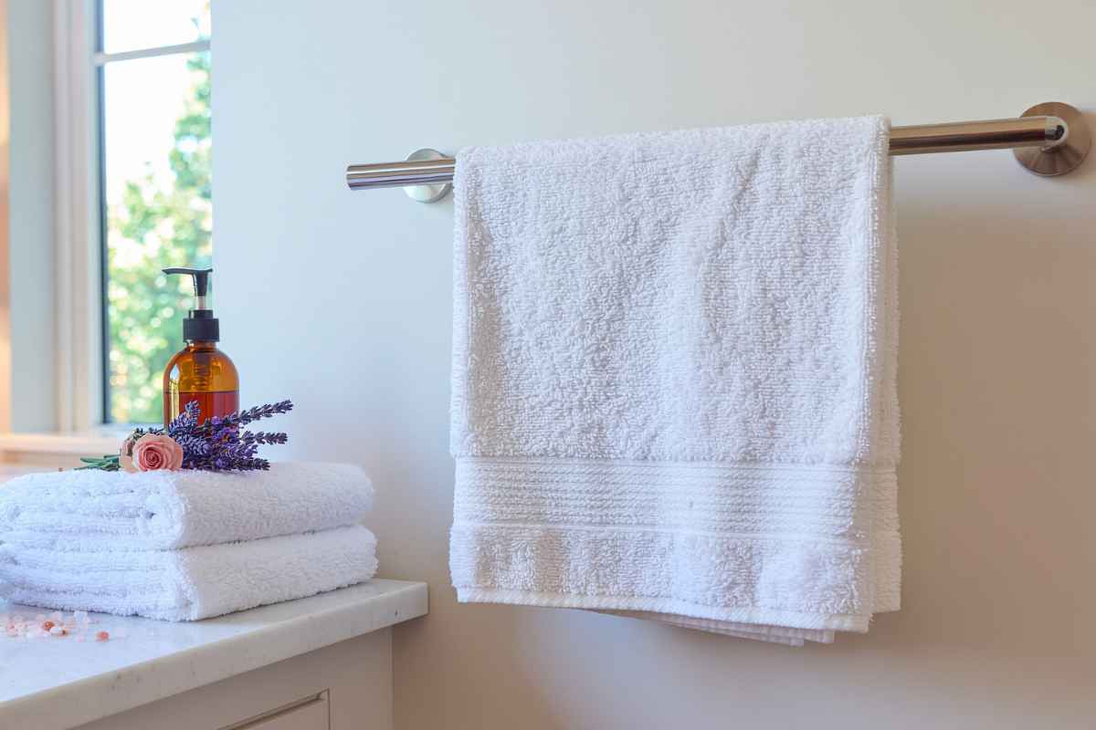 asciugamani appeso in bagno