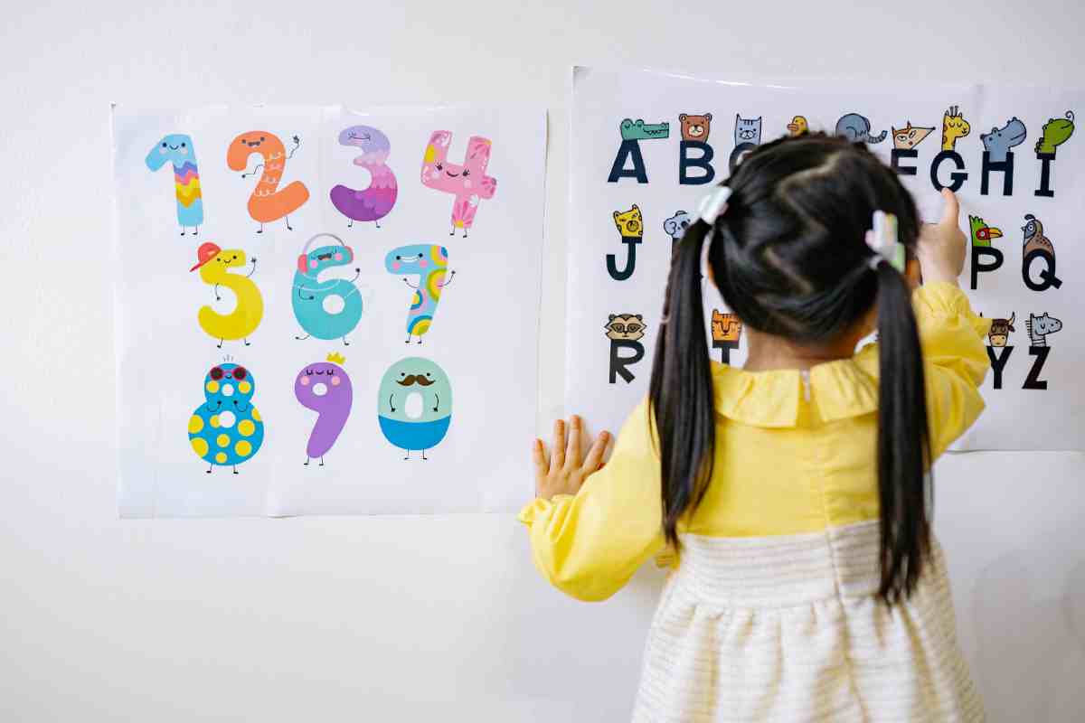 Bambina al nido di spalle