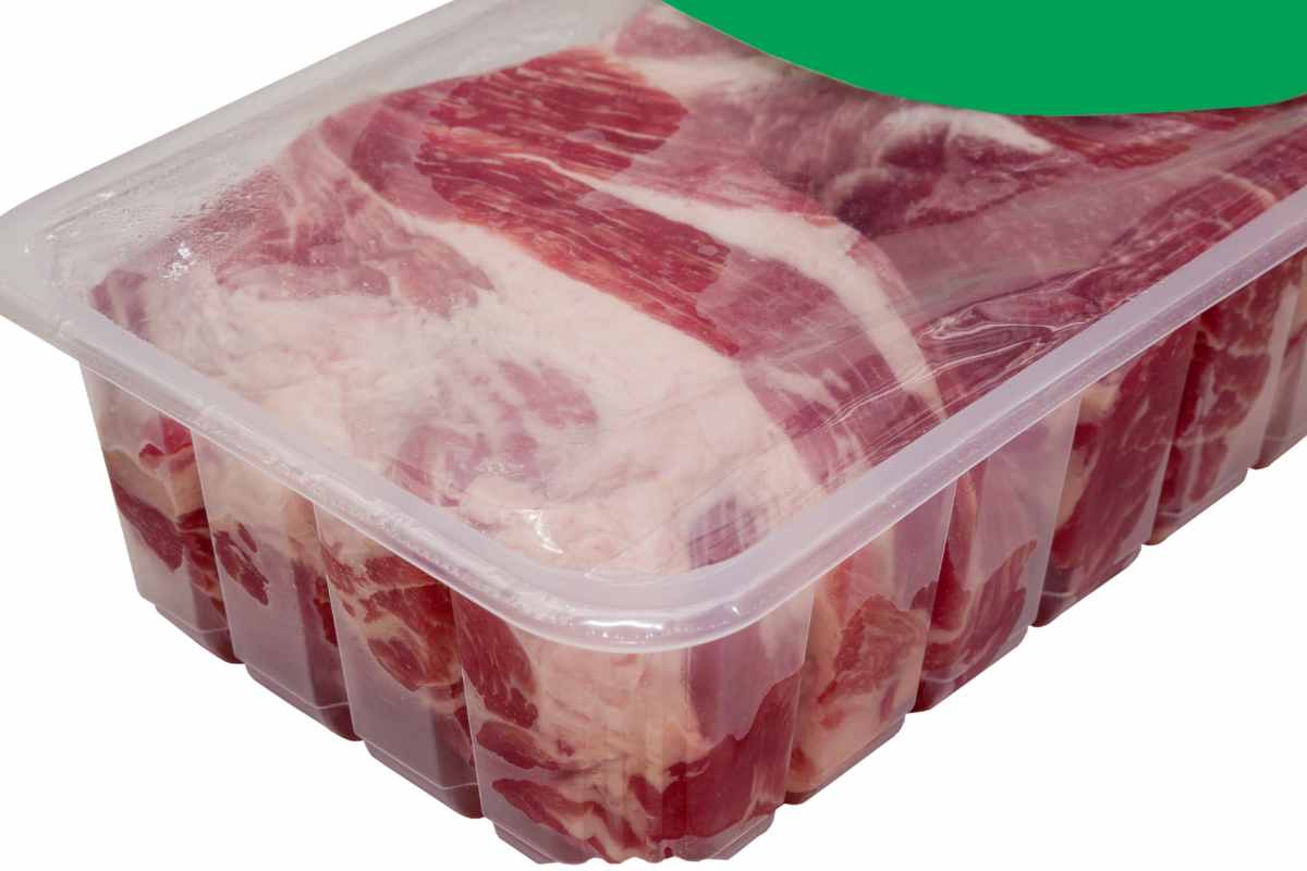 contenitore di plastica con dentro carne cruda