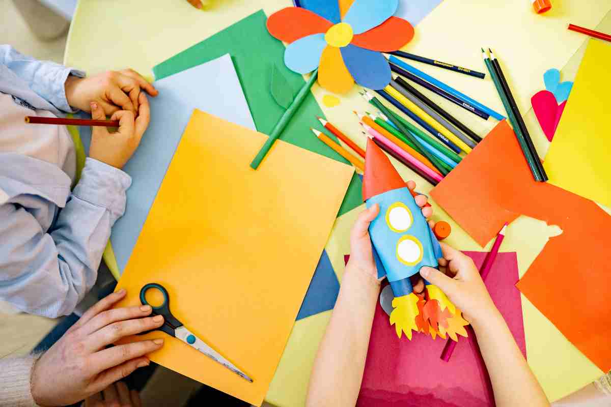 mani di bambini giocano al nido