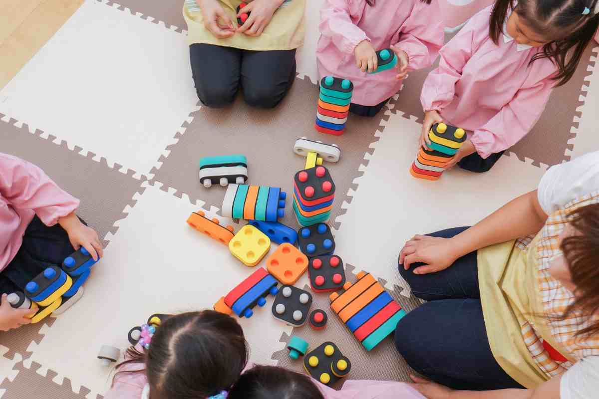 bambini giocano al nido