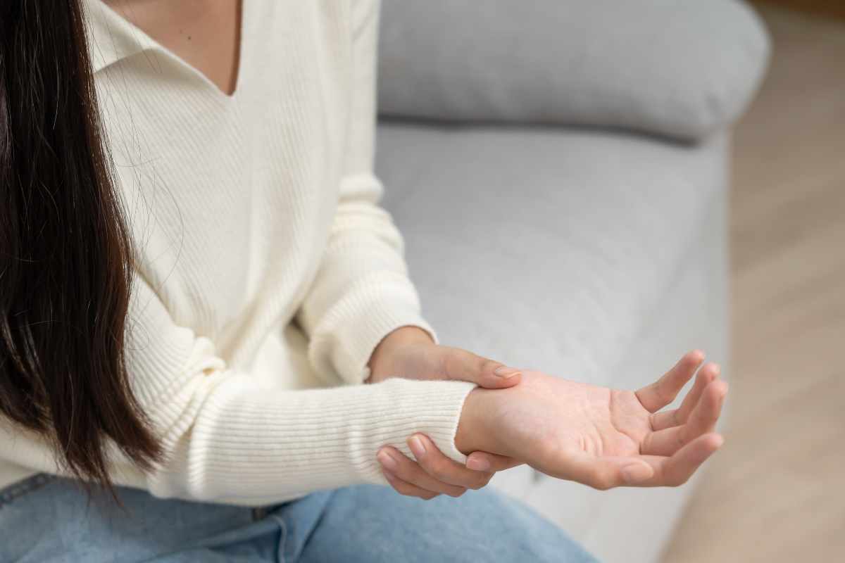 donna si tiene il polso