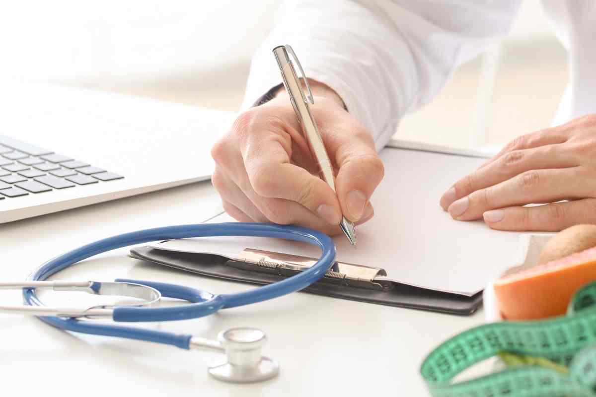 medico scrive una ricetta