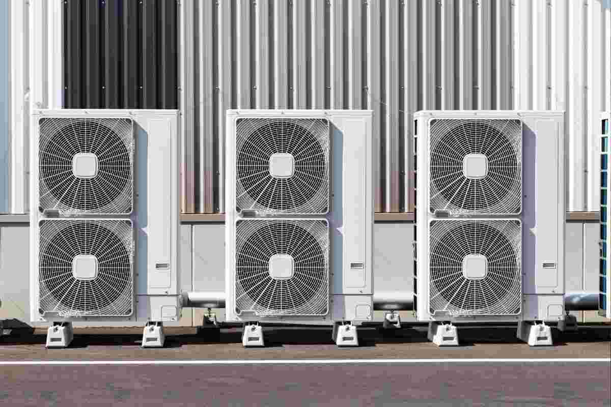 motori di condizionatore uno affianco all'altro