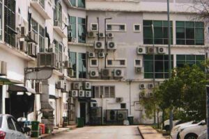 motori del condizionatore su pareti condominiali