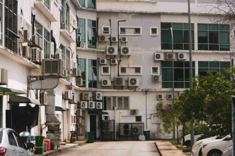motori del condizionatore su pareti condominiali