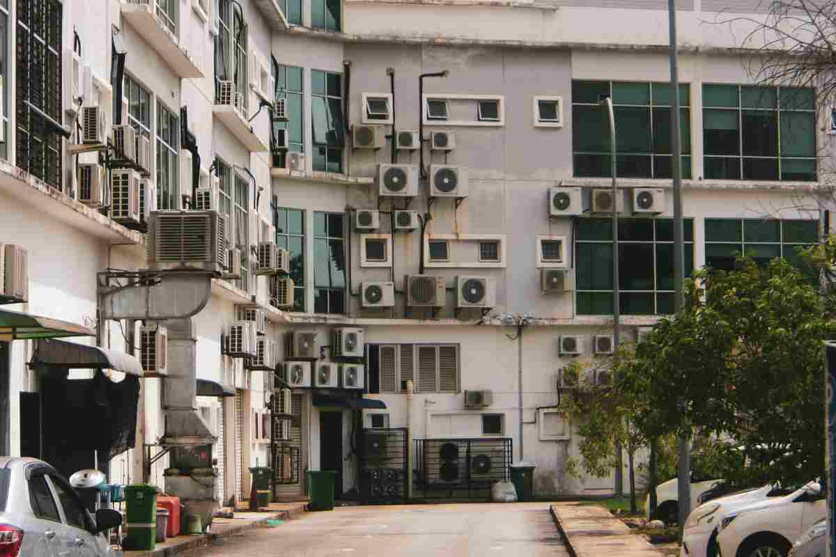 motori del condizionatore su pareti condominiali