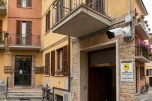 telecamere fuori da un condominio