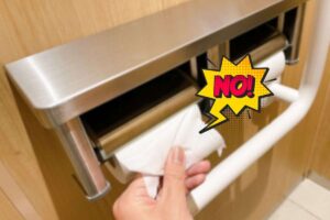 donna che usa carta igienica e scritta no