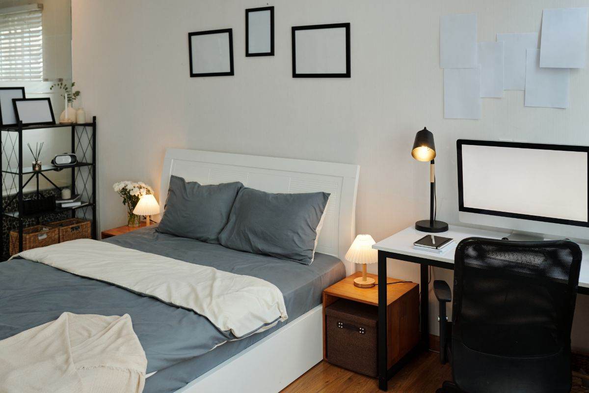 camera da letto con comodini e letto