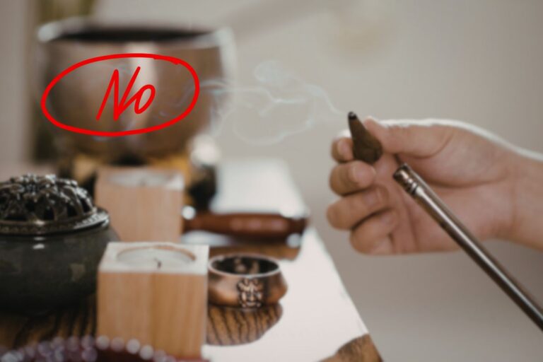 donna che accende incenso e scritta no