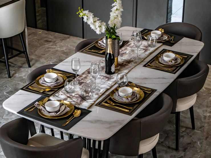 tavolo in marmo con sedie in soggiorno