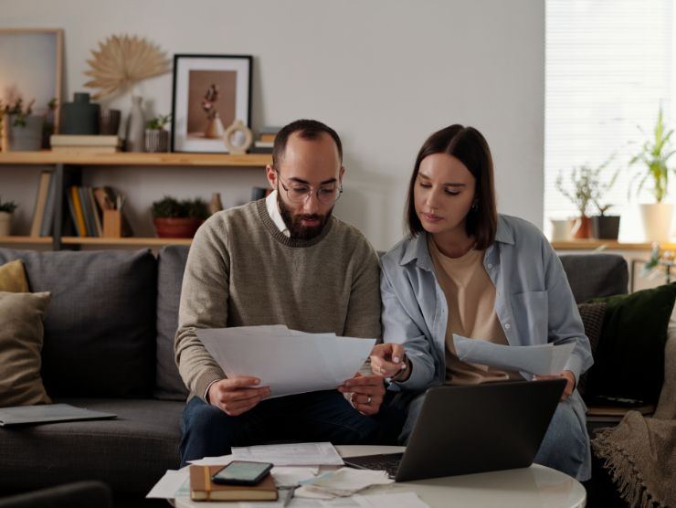 coppia che controlla dei documenti